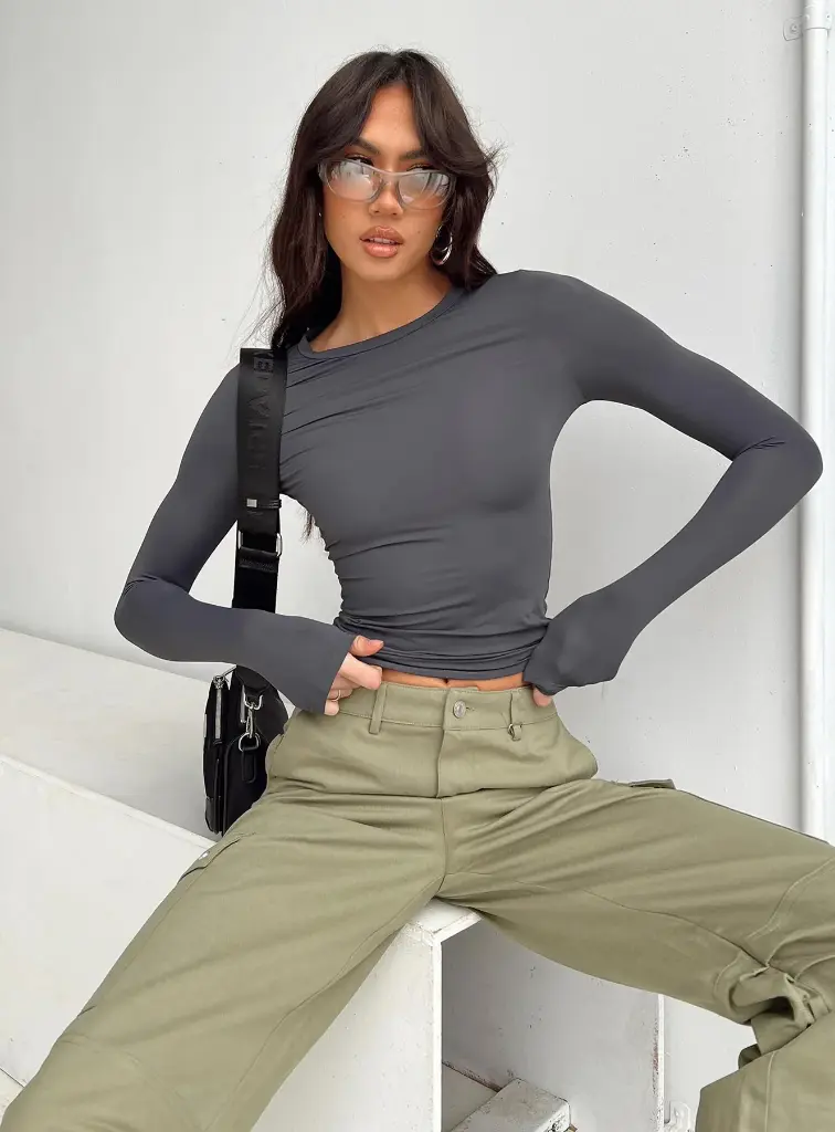 4-model-info-Josephine-us2_3a05c529-fbd3-4fed-97bd-5aaddfa24150_1800x1800.webp
